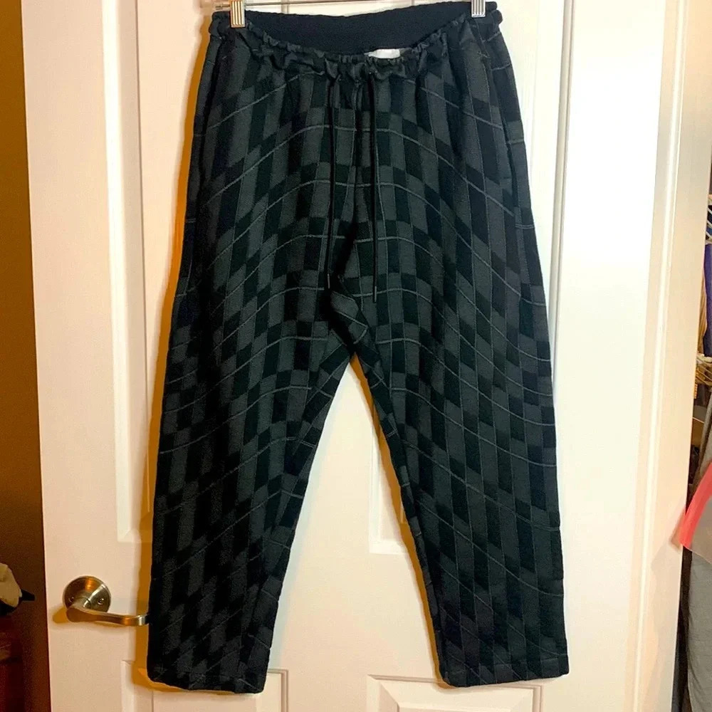 EUC women’s NIKE unique black and grey printed pullon cropped pants size small